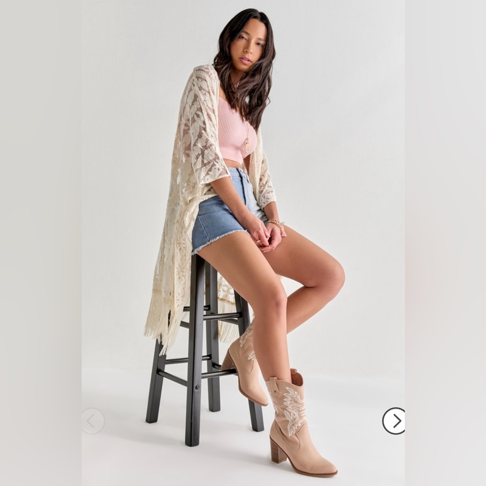 Francescas 	
Cora Aztec Lace Tassel Kimono